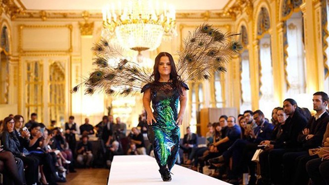 Nhìn gần show thời trang toàn người mẫu lùn ở Paris - ảnh 1