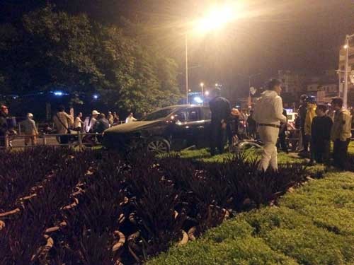Tài xế say rượu lao ô tô lên bùng binh để ‘ngủ’ - ảnh 1