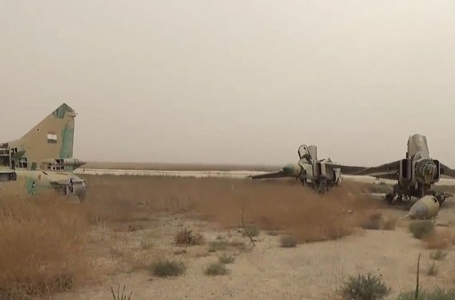 Tan hoang căn cứ Syria bị phiến quân phá hủy - ảnh 11