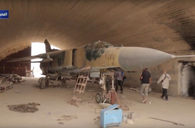 Tan hoang căn cứ Syria bị phiến quân phá hủy - ảnh 12