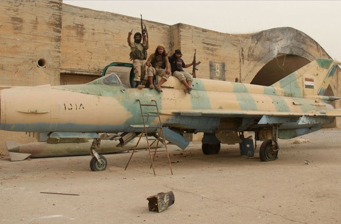 Tan hoang căn cứ Syria bị phiến quân phá hủy - ảnh 13