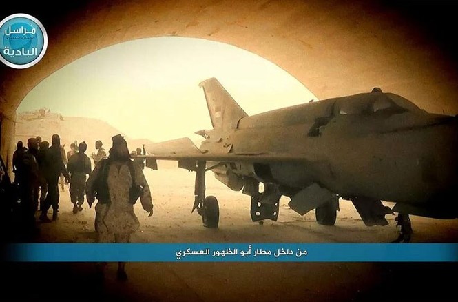 Tan hoang căn cứ Syria bị phiến quân phá hủy - ảnh 14