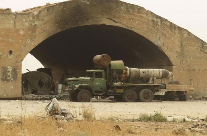 Tan hoang căn cứ Syria bị phiến quân phá hủy - ảnh 3