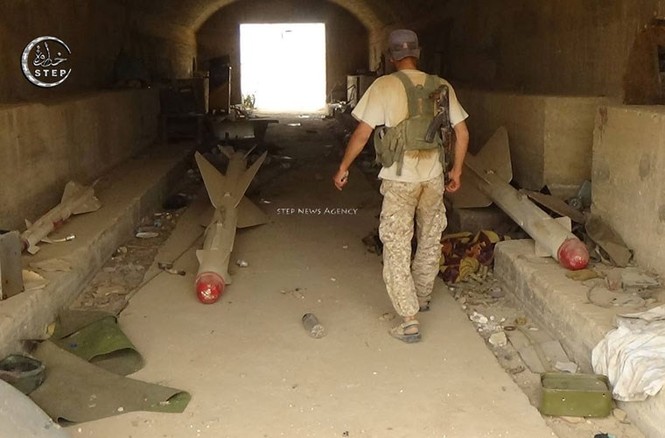 Tan hoang căn cứ Syria bị phiến quân phá hủy - ảnh 8
