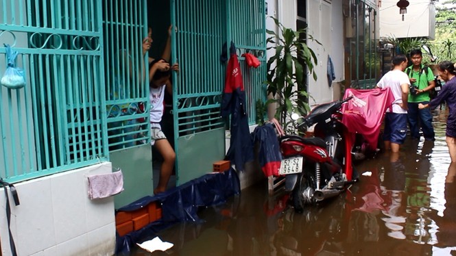 Mưa một lúc buổi tối, dân bì bõm lội nước thối cả ngày - ảnh 11