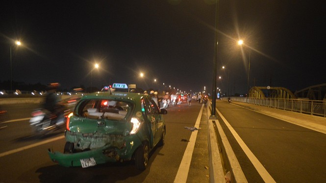 Ô tô 4 chỗ tông nát đuôi taxi, hành khách hoảng loạn - ảnh 1