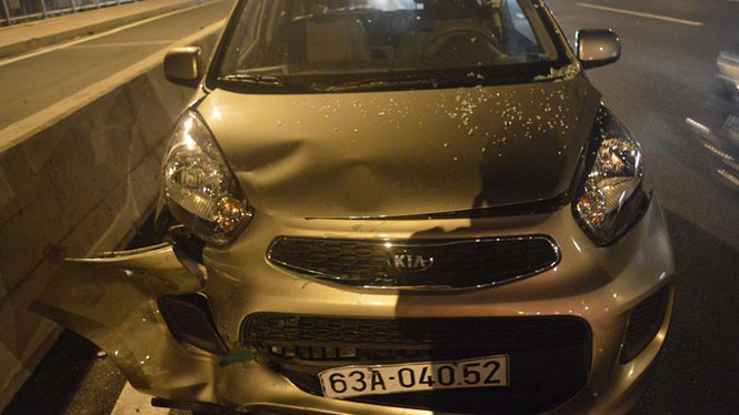 Ô tô 4 chỗ tông nát đuôi taxi, hành khách hoảng loạn - ảnh 2