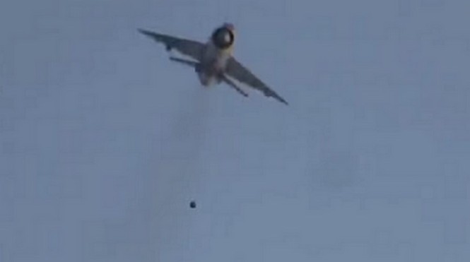 Cận cảnh tiêm kích MiG-21 Syria oanh tạc phiến quân IS - ảnh 4