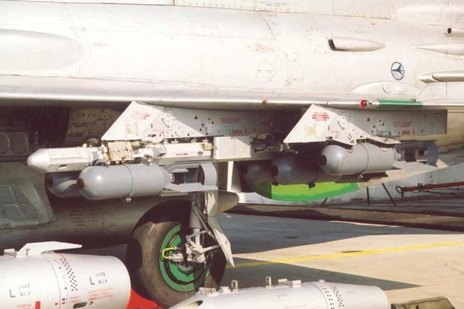 Cận cảnh tiêm kích MiG-21 Syria oanh tạc phiến quân IS - ảnh 9