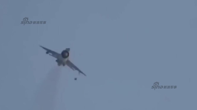 Cận cảnh tiêm kích MiG-21 Syria oanh tạc phiến quân IS - ảnh 1