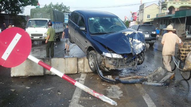 Xe tải đâm xe con bay lên dải phân cách như phim - ảnh 5
