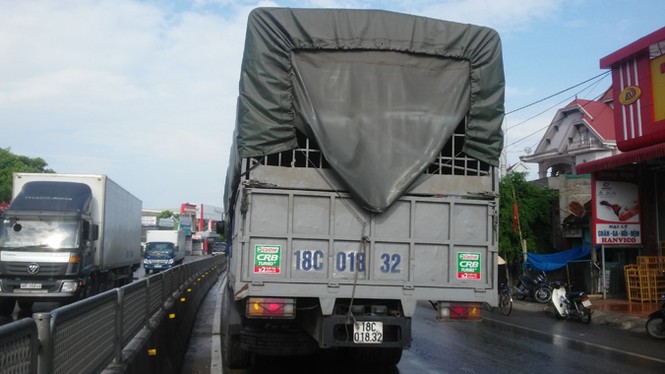 Xe tải đâm xe con bay lên dải phân cách như phim - ảnh 3