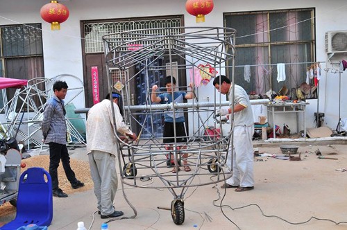 Anh nông dân chi gần 50.000 USD chế tạo khinh khí cầu - ảnh 1