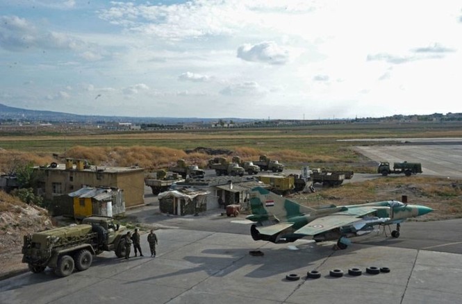 Tận thấy máy bay chiến đấu Syria xuất kích giữa vòng vây IS - ảnh 2