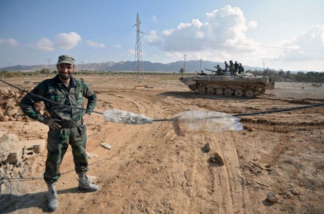 Tận thấy máy bay chiến đấu Syria xuất kích giữa vòng vây IS - ảnh 3