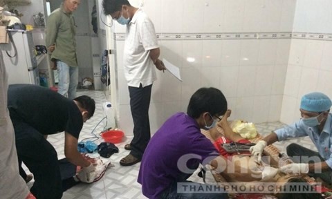 Phục kích đánh hội đồng, bị đối thủ đâm thủng tim - ảnh 1