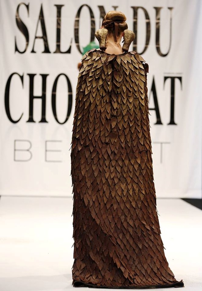 Người mẫu 'ngọt lịm' với những bộ váy làm từ chocolate - ảnh 8