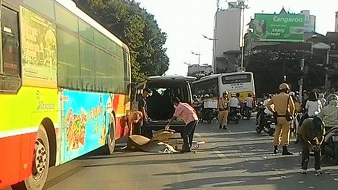 Nam thanh niên chết thảm dưới bánh xe buýt - ảnh 1