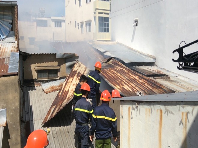 Nhà trong hẻm bốc cháy giữa trưa, hàng xóm sởn tóc gáy - ảnh 1