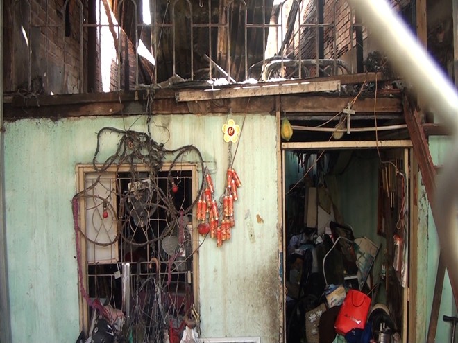 Nhà trong hẻm bốc cháy giữa trưa, hàng xóm sởn tóc gáy - ảnh 2