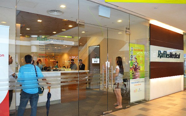 Nở rộ tour đi Singapore tiêm vắc xin cho con - ảnh 2