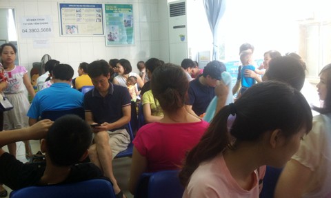 Nở rộ tour đi Singapore tiêm vắc xin cho con - ảnh 1