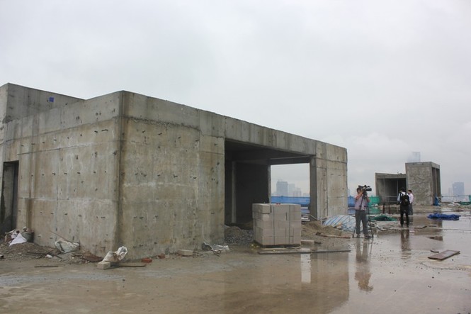 Chủ đầu tư dự án 8B Lê Trực tháo dỡ phần sai phép - ảnh 5
