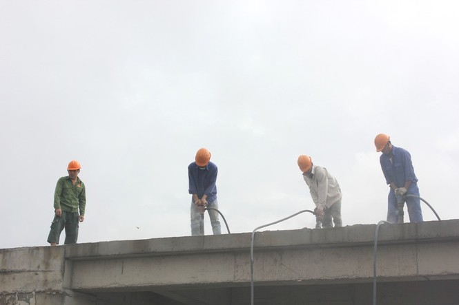 Chủ đầu tư dự án 8B Lê Trực tháo dỡ phần sai phép - ảnh 8