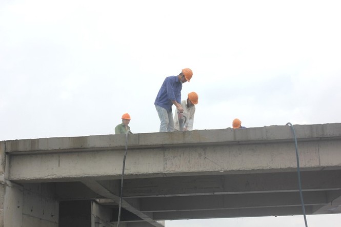 Chủ đầu tư dự án 8B Lê Trực tháo dỡ phần sai phép - ảnh 9