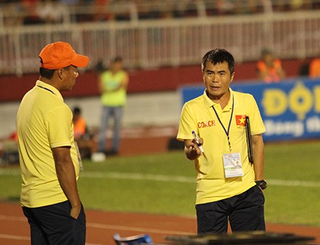 HLV Hoàng Anh Gia Lai 'đá xoáy' đồng nghiệp U21 Việt Nam - ảnh 1