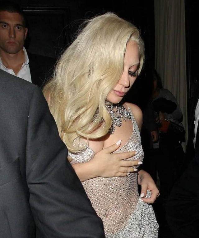 Đỏ mặt với váy kiểu... lưới đánh cá của Lady Gaga - ảnh 1