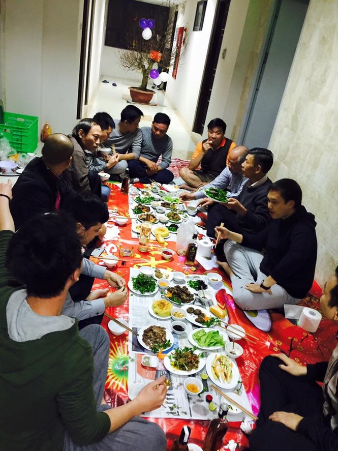 Mổ bò, bày tiệc hành lang cỗ tất niên trong chung cư ở Hà Nội - ảnh 9