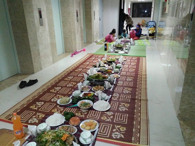 Mổ bò, bày tiệc hành lang cỗ tất niên trong chung cư ở Hà Nội - ảnh 6