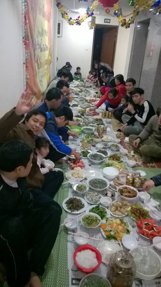 Mổ bò, bày tiệc hành lang cỗ tất niên trong chung cư ở Hà Nội - ảnh 8