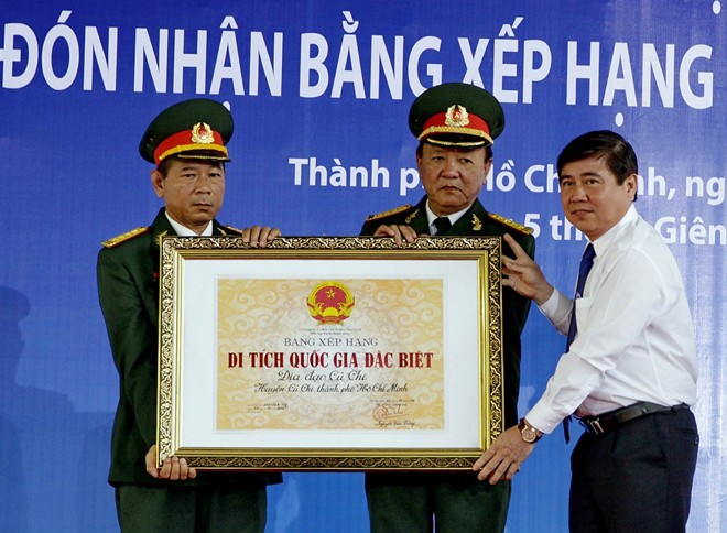 Ông Đinh La Thăng thăm địa đạo Củ Chi - ảnh 2