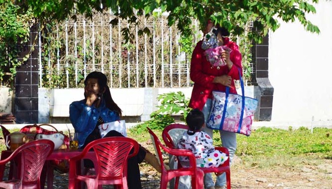 Mòn mỏi chờ xe chiều ngày nghỉ cuối cùng - ảnh 1