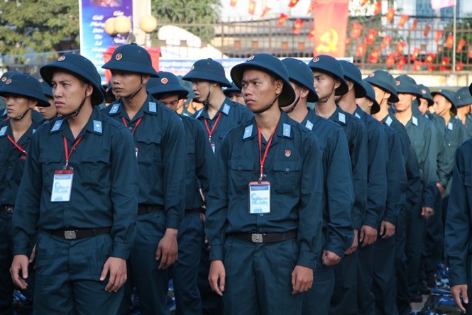 TPHCM: Bịn rịn tiễn người lên đường tòng quân - ảnh 1