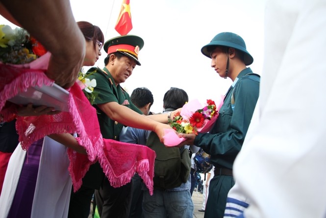 TPHCM: Bịn rịn tiễn người lên đường tòng quân - ảnh 2