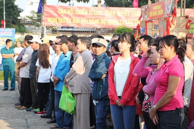 TPHCM: Bịn rịn tiễn người lên đường tòng quân - ảnh 3