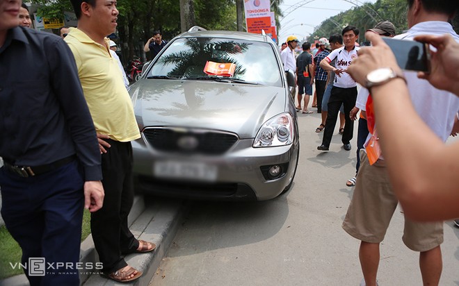 Người dân khiêng ôtô 'giải cứu' đoàn đua xe đạp - ảnh 5