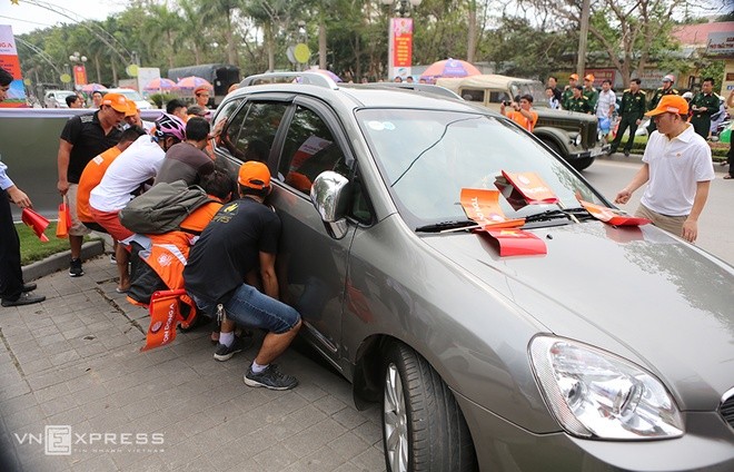 Người dân khiêng ôtô 'giải cứu' đoàn đua xe đạp - ảnh 3