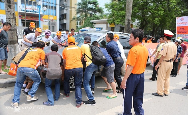 Người dân khiêng ôtô 'giải cứu' đoàn đua xe đạp - ảnh 4