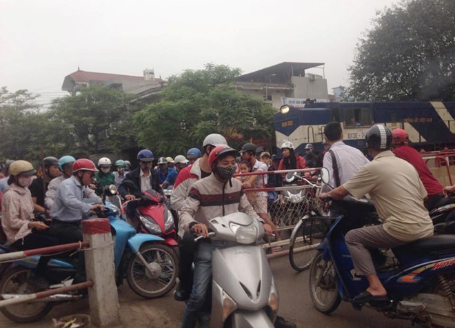 Hy hữu, tàu hỏa phanh gấp nhường đường cho xe máy - ảnh 1