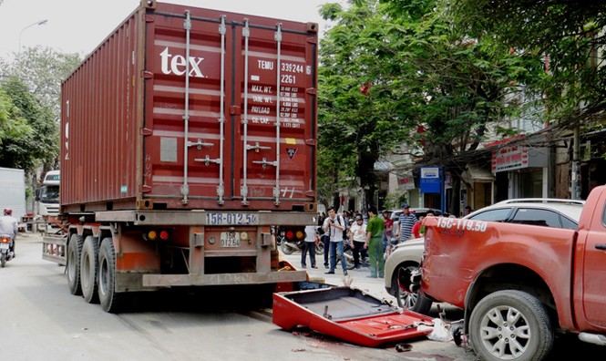 Người chết, 3 ô tô bẹp nát khi container đứt rơ moóc - ảnh 1