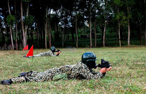 Mục kích đặc công rèn quân trên thao trường nắng cháy - ảnh 10