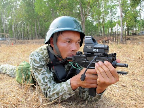 Mục kích đặc công rèn quân trên thao trường nắng cháy - ảnh 11