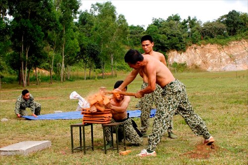Mục kích đặc công rèn quân trên thao trường nắng cháy - ảnh 2