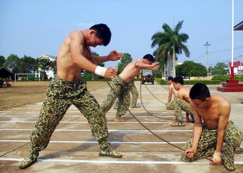 Mục kích đặc công rèn quân trên thao trường nắng cháy - ảnh 3