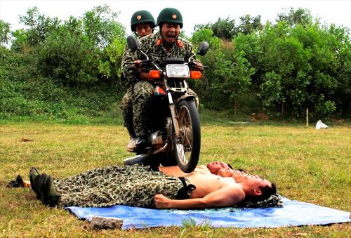Mục kích đặc công rèn quân trên thao trường nắng cháy - ảnh 4