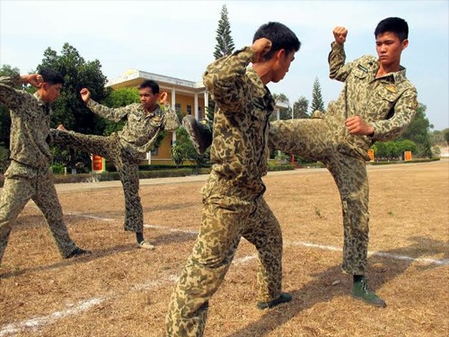 Mục kích đặc công rèn quân trên thao trường nắng cháy - ảnh 7
